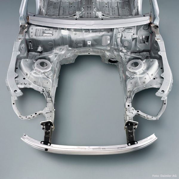 Träger von Frontstoßstangen, B-Säulen und mehr werden warm umgeformt und erhalten durch das Tailored Tempering Verfahren lokal vorgegebene Festigkeitseigenschaften. (Bild: Daimler AG, press departement)