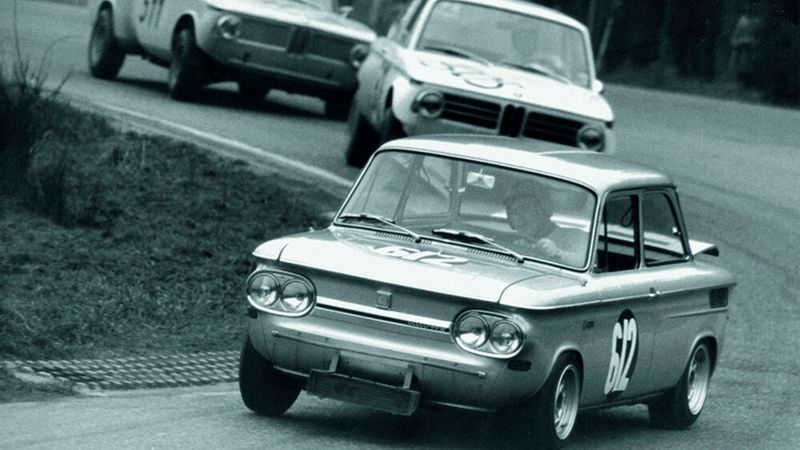 Speziell für den Renn- und Rallyesport erschien im Februar 1967 der „TTS“. (In den ersten Monaten hießen die Fahrzeuge noch „Prinz 1000 TTS“). Diese Fahrzeuge waren als Sportlimousinen konzipiert, die mit geringem Leistungsgewicht das spätere Konzept des VW Golf GTI vorwegnahmen. So holte der TTS aus 996 cm³ Hubraum mit zwei Solex-Doppel-Flachstromvergasern und einem Verdichtungsverhältnis von 10,5:1 serienmäßig 70 PS (51 kW) bei 6150/min, getunt auch über 85 PS (62 kW). Dies entsprach seinerzeit der Motorleistung von Fahrzeugen der gehobenen Mittel- und Oberklasse, der TTS wog jedoch nur 700 kg. Die Räder waren vorn und hinten auf negativen Radsturz eingestellt.  (Bild: autodrom)