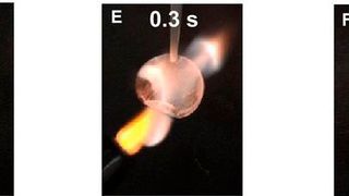 Erreicht der jeweilig verbaute Akku eine zu hohe Temperatur, wird der Löschprozess ausgelöst. Die Kunststoffummantelung schmilzt und das „Triphenylphosphat“ wird freigesetzt. Dem Forscher-Team zufolge wird der Schmelzpunkt bei ungefähr 160 Grad Celsius erreicht. Die Reaktionszeit in den bisherigen Testläufen hat zudem ebenfalls überzeugt. Gerade einmal vier Zehntel-Sekunden vergingen zwischen dem Auslösen und der Beendigung des Löschvorgangs. (Bild: Yi Cui, Stanford Education)