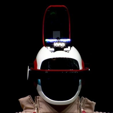 Im Kopf des humanoiden Roboters Workmate des österreichischen Unternehmens Iono Robotics befindet sich eine Drohne, die das Blickfeld des Roboters erweitert. (Bild: Iono Robotics)