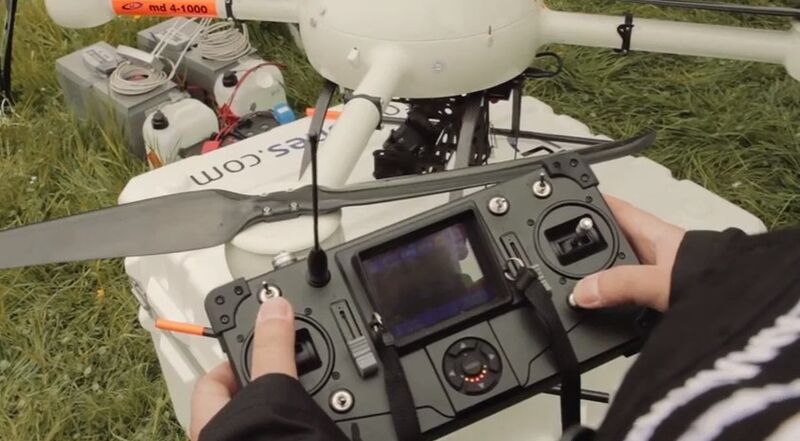 Die Drone wird vom Boden aus ferngesteuert (microdrones)