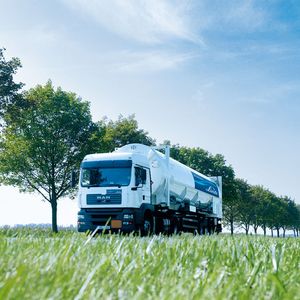 Um den zusätzlichen Flüssigwasserstoff schnell und sicher zu den Kunden zu bringen, erweitert Linde seine Spezialfahrzeug-Flotte signifikant.