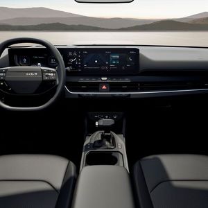 Das Cockpit entpspricht dem der Limousine.(Bild:  Kia)