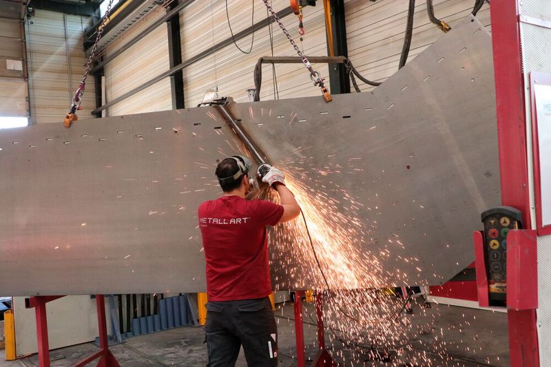 Sind die Treppenkomponenten sicher verschweißt, werden die Schweißnähte nachbearbeitet, um eine saubere Optik zu erreichen. (Bild: Trumpf)