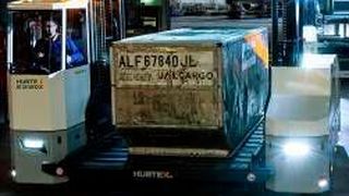 Der X-Way-Mover erfüllt beim Luftfrachthandling die Aufgaben mehrerer Fahrzeugklassen. (Hubtex)