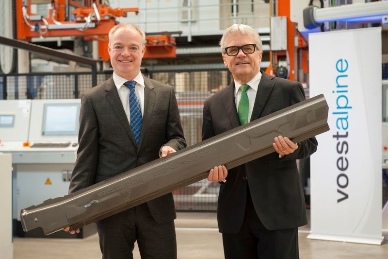 Inbetriebnahme der ersten Phs-Directform-Anlage mit den Voestalpine-Vorständen Dr. Peter Schwab (li.) und Dr. Wolfgang Eder. (Voestalpine/Iingo Folie)