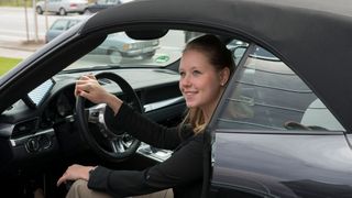 Dem Kunden das Auto verkaufen, es selbst online zulassen und dann vom Hof fahren lassen – das ist der Wunsch der Autohändler und das Versprechen von i-Kfz. Die vierte Stufe der Onlinezulassung klappt aber noch lange nicht.  (Bild: ProMotor)