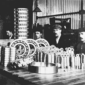 Qualität spielt für SKF schon 1910 eine entscheidende Rolle: Arbeiter der Göteborger Fabrik kontrollieren die frisch gefertigten Lager.