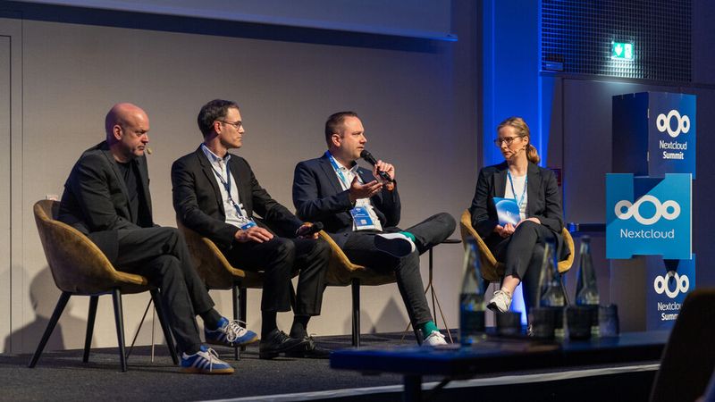 Auf der Bühne beim Nextcloud-Summit in München (v.l.):  Frank Karlitschek (Nextcloud), Markus Noga (Ionos), Uwe Presler (Bechtle) und die Moderatorin Nina Mueller (Nextcloud). Noga kündigt in München den Nextcloud Workspace an, Presler spricht über das zunehmende Interesse von Firmen an Nextcloud als souveräne Lösung.  (Bild: Nextcloud)