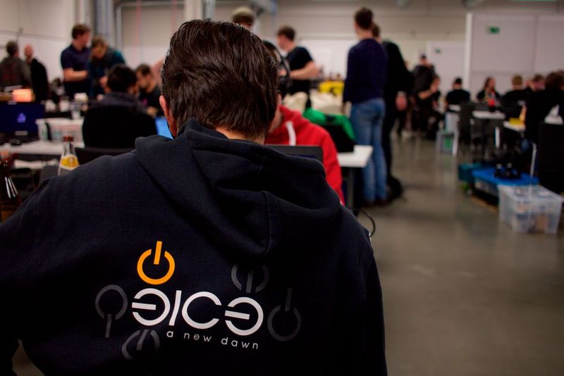 Das Zusammenkommen stand beim Easterhegg ganz klar im Vordergrund: Gleichgesinnte treffen, Programmieren, sich austauschen. Viele der Teilnehmer trugen T-Shirts oder Pullover der letzten großen CCC-Kongresse: Beispielsweise vom 31. Chaos Communication Congress in Hamburg. (Bild: Industry of Things/Sebastian Schug)