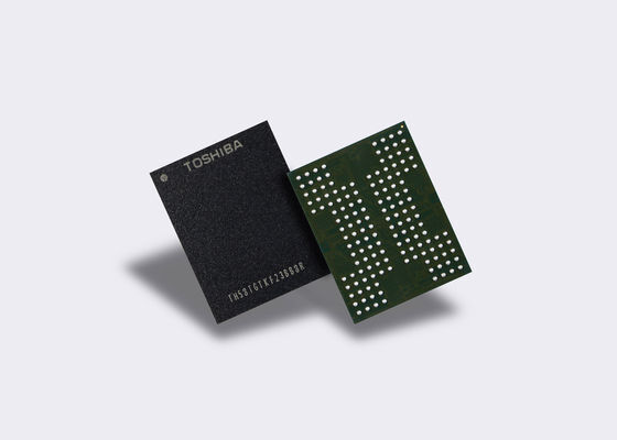 Der Prototyp des neuen QLC-3D-NAND-Flashspeichers. Im neuen Verfahren ist ein Speicherbaustein möglich, der unter Verwendung von 16 gestapelten dies in einem einzelnen Gehäuse Speicherkapazitäten von bis zu 1 TByte erreicht. (Toshiba)