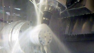 Der wassermischbare Universal-Kühlschmierstoff Oest Colometa EPA 46 F wurde für eine schaumfreie Bearbeitung mit innengekühlten Werkzeugen, die mit hohen Drücken arbeiten, entwickelt. Bild: Georg Oest Mineralölwerk (Archiv: Vogel Business Media)