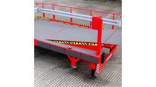 Um den Verladeprozess im Bestand zu beschleunigen und noch sicherer zu machen, hat Butt eine elektrohydraulische Vorschubbrücke in eine verfahrbare Verladeplattform integriert. (Bild: Butt)