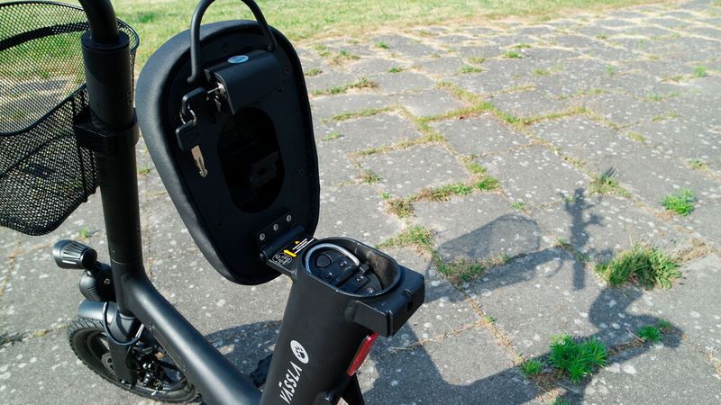 Unter der abschließbaren Sitzbank versteckt sich die herausnehmbare Batterie. (Bild: Mario Hommen/sp-x)