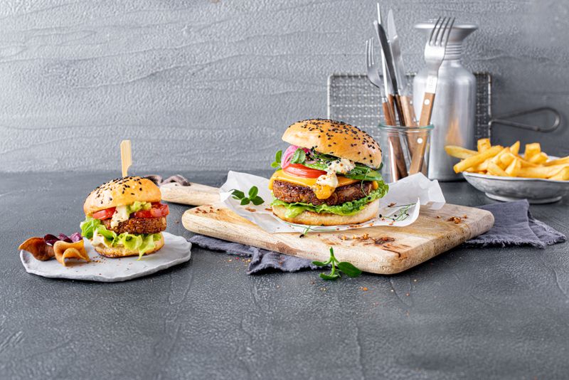 Burger aus Insekten Statt Rindfleisch enthält das Burger Patty der Bugfoundation verarbeitete Buffalowürmer. Aus den Larven des Getreideschimmelkäfers produzieren die Unternehmer aus Osnabrück die ungewöhnlichen Bouletten – eine Fleischalternative für Experimentierfreudige. Wie diese spezielle Zutat vor der Verarbeitung aussieht, zeigt das nächste Bild. Wer lieber nicht sehen möchte, woraus die Burger Patties gemacht werden, kann direkt weiterspringen zu einem knusprigem Quallenchip.  Übrigens: Erst seit Januar 2018 regelt eine neue Novel Food-Verordnung, wie essbare Insekten auf unsere Teller kommen können.   Mehr Infos zum Thema gibt es in dem Begleitartikel: Vom Labor auf die Speisekarte: Lebensmittel von morgen (Bugfoundation)