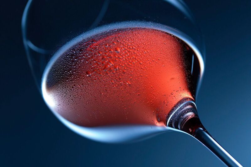 Intelligente Automatisierungskomponenten unterstützen bei der Entalkoholisierung von Wein.