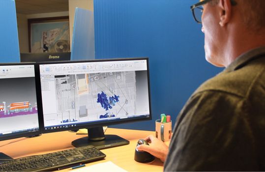 (David Selosse, Designer und Solid-Edge-Konstruktionsexperte, arbeitet an den Integrationsaspekten eines Schiffes. Bild: Chantiers de l‘Atlantique/Siemens Digital Industries Software)