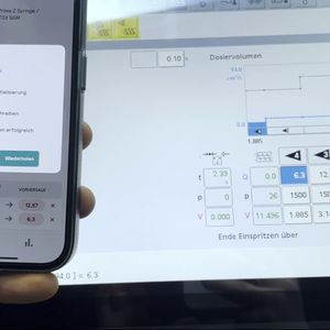 Durch einen Live-Abgleich werden die realen Daten während der Produktion mit dem digitalen Ideal abgeglichen. Abweichungen werden also sofort sichtbar. Die KI agiert quasi als „virtueller Maschineneinsteller“. (Bild: plus10 GmbH)