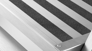 Für seine Stufen und Podeste bietet Hailo optional die Rutschhemmung der Klasse R13 (die höchste Klasse mit einem sehr großen Haftreibwert) an. (Bild: Hailo)