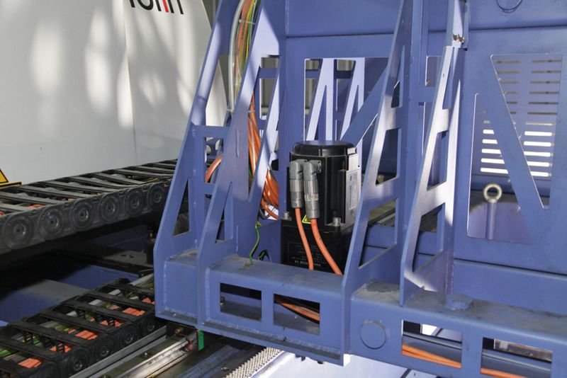 Bild 4: Die neue Generation der Flachbettschneidmaschinen setzt auch Kollmorgens rotatorische Servomotoren der AKM-Serie mit Micron-Planetengetrieben ein. (Bild: Kollmorgen)