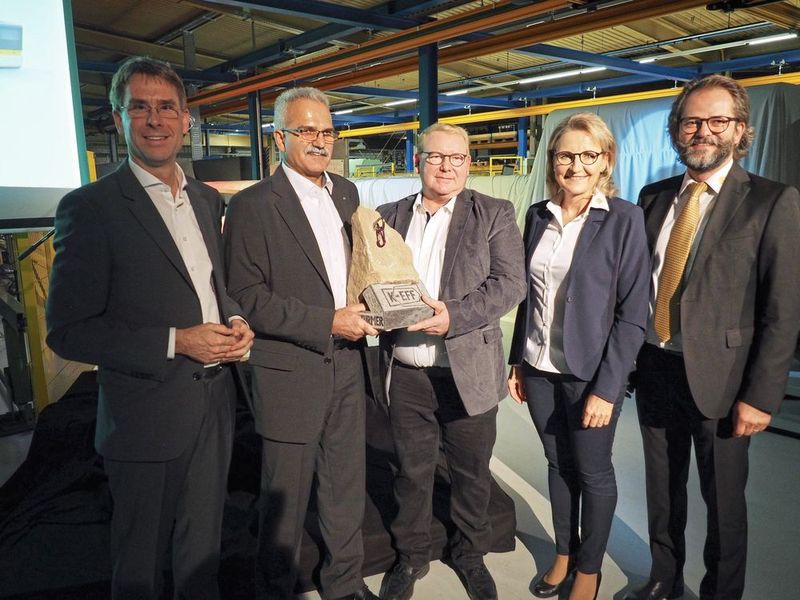 Der 1. Gipfelstürmerpreis des Umweltministeriums ist in Hirrlingen angekommen (v.l.n.r.): Laudator Dr. Hannes Spieth, Umwelttechnik BW, Alexander Mast, technischer Leiter, und Michael Heinzmann, Fertigungsleiter in Hirrlingen, die geschäftsführenden Profilmetall-Gesellschafter Dr. Daniela Eberspächer-Roth und Manfred Roth. (Profilmetall)