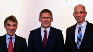 Zeiss stellte den Investitions-Plan am 13. Oktober 2017 in Jena vor. Von links: Dr. Albrecht Schröter, Oberbürgermeister der Stadt Jena, Prof. Dr. Michael Kaschke, Vorsitzende des Konzernvorstands der Carl Zeiss AG, und Wolfgang Tiefensee, der Thüringische Minister für Wirtschaft, Wissenschaft und Digitale Gesellschaft. (Zeiss)