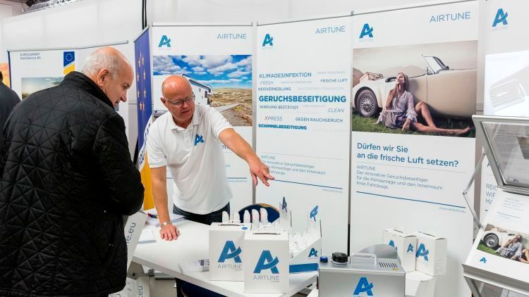 Airtune-Vertriebsmann Jörg Haverkamp präsentierte auf der Fachtagung ein komplett neues Sortiment an Reinigungsmitteln für den Fahrzeuginnenraum. (Stefan Bausewein)