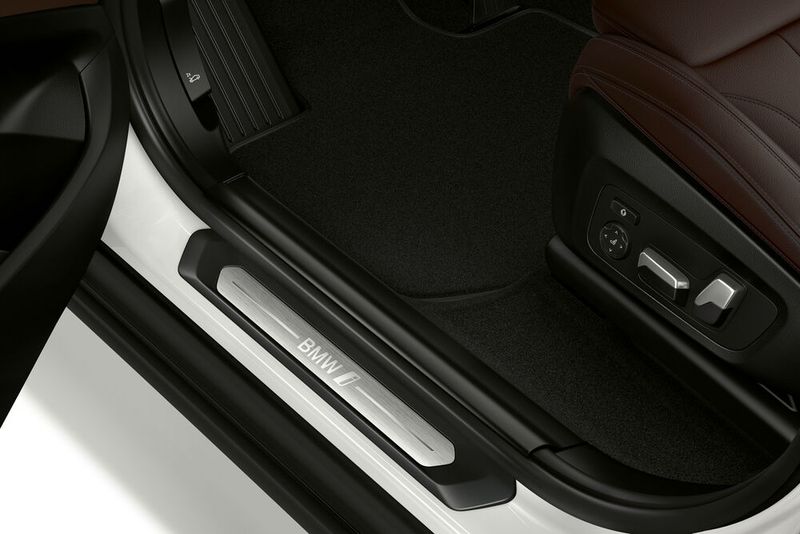 Auch die Einstiegsleisten verraten den Stromer. (Bild: BMW)