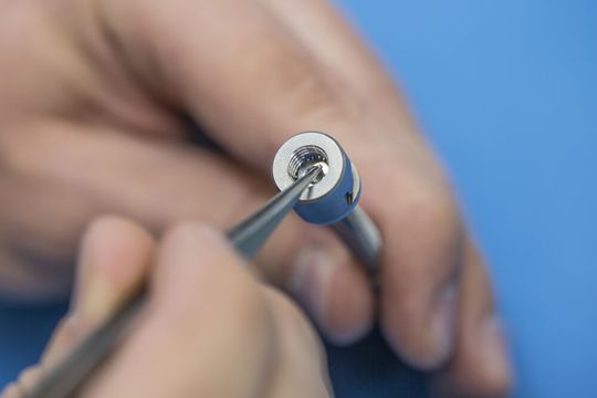 Hochspezialisierte Fachkräfte bei August Steinmeyer befüllen die Miniatur-Kugelgewindetriebe.(Bild:  August Steinmeyer)