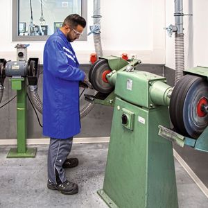 Am Schleifbock werden unterschiedliche Metallwerkstücke poliert. Jeweils zwei Saugstellen können gleichzeitig via Absperrklappen am Rohrsystem genutzt werden.(Bild:  Esta)