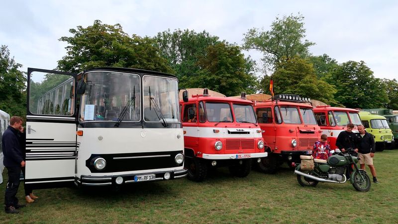 Links ein Reisebus des Geraer Herstellers Fritz Fleischer, daneben drei Feuerwehr-Robur LO 2002 A. (Bild: Diehl)