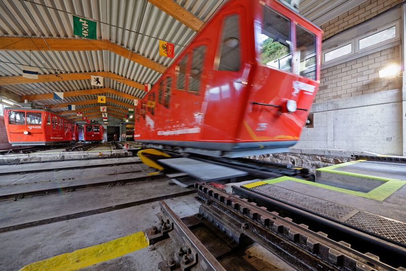 Die knapp 10 t schweren Treibwagen der Pilatusbahn werden regemäßig in der Betriebshalle gewartet. (www.perretfotoch.ch)