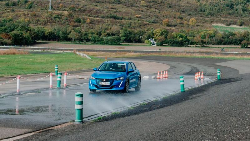 Lokaltermin auf dem 450 Hektar grüßen Testgelände von Michelin in Ladoux, zwei Autostunden westlich von Lyon gelegen, hier gibt es 22 Teststrecken.(Bild:  Michelin)