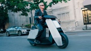 Der P1 unterscheidet sich mit seiner scharfkantigen Verkleidung deutlich von anderen E-Rollern. (Bild: Infinite Machine)