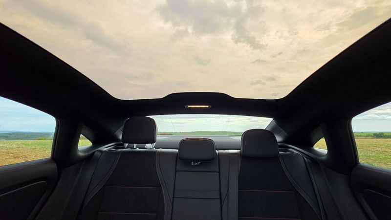 Die Sicht nach hinten ist aufgrund der Coupéform ebenfalls eingeschränkt. Abhilfe schufen im Testwagen eine ganze Armada an Kameras und das riesige Panoramadach, das für ein luftiges Raumgefühl sorgte. (Bild: Mauritz – VCG)