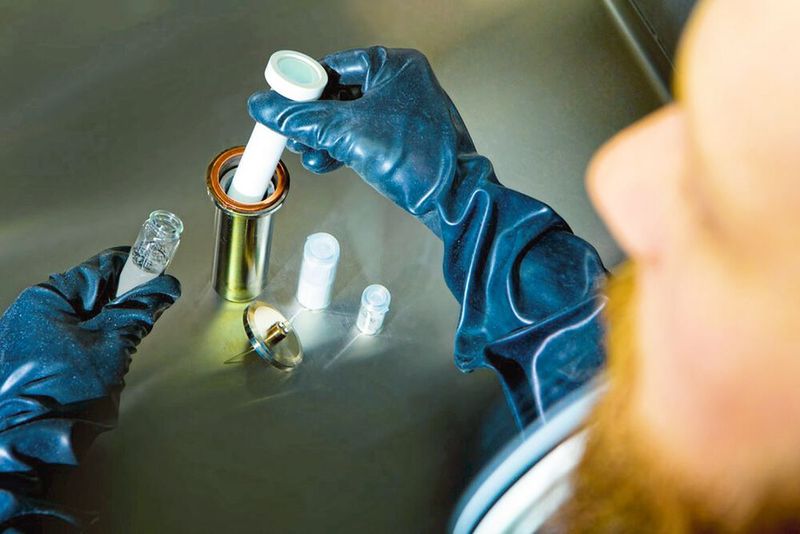 Assemblierung einer Testzelle zur Charakterisierung eines Na-ß-Aluminat-Elektrolyten. (Bild: Fraunhofer IKTS)