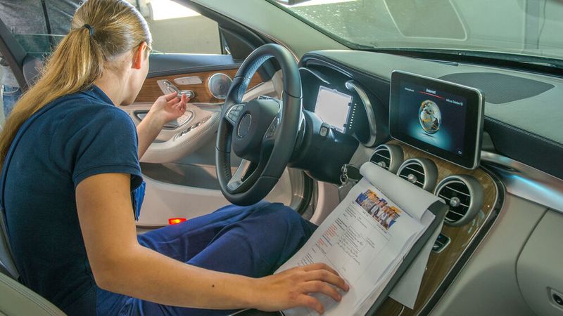 Frauen in den Autoberufen, vor allem in den handwerklichen, sind selten. Dafür gibt es mehrere Gründe. Auch Vorbehalte spielen eine Rolle.(Bild:  ProMotor)