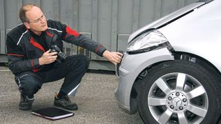 Nach einem Unfall auf Augenhöhe mit dem Versicherer verhandeln – das können Experten wie der Sachverständige oder Rechtsanwalt. Der Geschädigte kann es in der Regel nicht. (Wenz/»kfz-betrieb«)