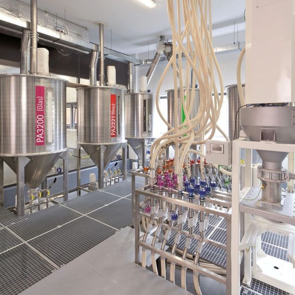Mehrere Silos mit einer zentralen Verteilerstation versorgen in der neuen FKM-Fabrik die Lasersinteranlagen über einen geschlossenen Kreislauf vollautomatisiert mit Pulvermaterial. (Bild: FKM Sintertechnik)