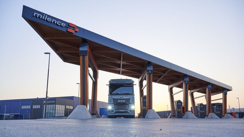 Ladestopp an einem Milence-Ladepark in Schweden: Mindestens 1.700 Ladepunkte für Nutzfahrzeuge will das Unternehmen bis 2027 in Europa errichten.(Bild:  MAN)