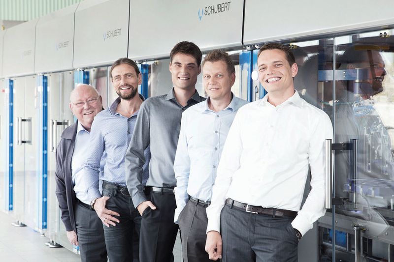 Die drei Generationen des Familienunternehmens: Firmengründer Gerhard Schubert.(ganz links) mit seinen Söhnen Gerald und Ralf Schubert und seinen Enkeln Johannes Schubert (vorne) und Peter Schubert (Schubert)