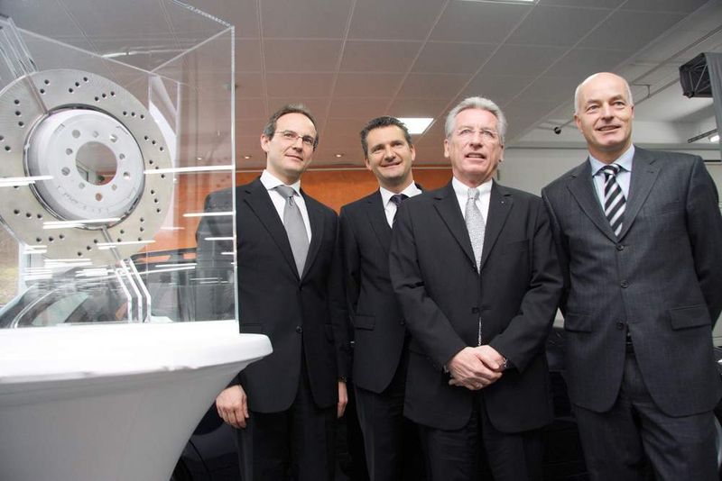 Großer Bahnhof seitens der BMW Group (v.li.): Friedrich Behle, Leiter BMW Vertrieb Deutschland Handelsorganisation, Ralf Schepull, Leiter BMW Vertriebsregion Süd-West, Werner E. Entenmann und Karsten Engel, Leiter BMW Vertrieb Deutschland mit dem Geschenk des Herstellers aus München, einer Hightech-Bremse zu Showzwecken. (Archiv: Vogel Business Media)