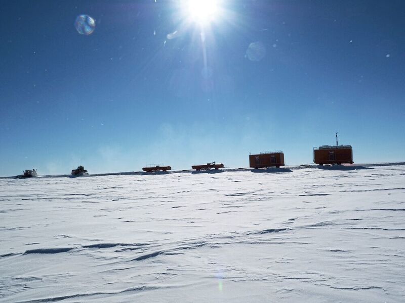 Traverse zur Bohrstelle in Little DomeC, Antarktis, um Material für das Feldlager zu liefern. (Gianluca Bianchi-Fasani )