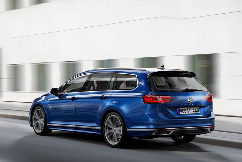 ... hinten finden sich eine geänderte Leuchtgrafik sowie der große Schriftzug „Passat“, der nun mittig unter dem VW-Logo platziert ist. (VW)