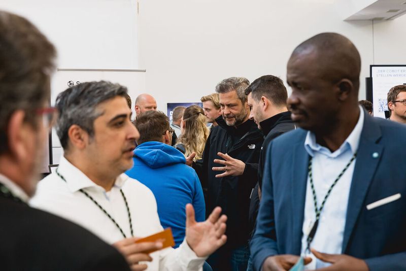 Konstruktion meets Produktion: Während der Pausen fand in der gemeinsamen Ausstellung der beiden Foren reger Austausch statt.  (Bild: Stefan Bausewein/VCG)