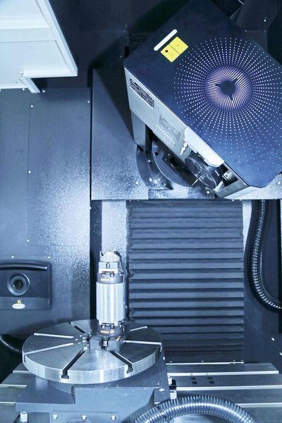 Besonderes Merkmal der Laser S ist der Laserkopf, der thermostabillisiert  ist, um den Laserpunkt während der gesamten Bearbeitung stabil zu halten. (Anne Richter, SMM)