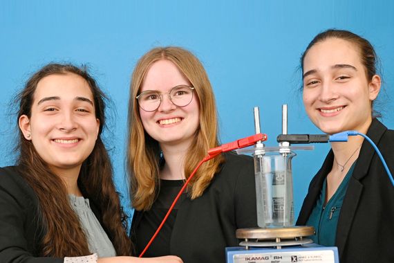 Die Chemie-Bundessiegerinnen Hannah Amrhein (17), Lena Fries (16) und Hanna Fries aus Bayern fanden einen neuen Ansatz, um den Pflanzennährstoff Phosphor aus Abwasser zu recyceln. Sie nutzten die so genannte Elektroflotation, bei der winzige Flocken Phosphate binden.  Mehr zum Jugend-forscht-Projekt „Phosphor-Recycling durch Elektroflotation“.  (Stiftung Jugend Forscht e V. / Max Lautenschläger)