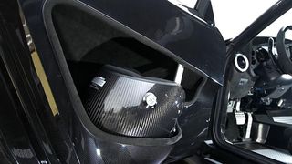 Für nach dem Rennen: Die Türinnenseiten sind so konstruiert, dass sie die Helme von Fahrer und Beifahrer aufnehmen. (Foto: New Stratos GbR)