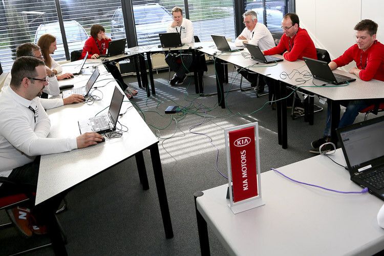 In einer zweistündigen Prüfung mussten sie 120 Fragen zu verschiedensten Bereichen der Kia-Technik beantworten. (Foto: Kia)
