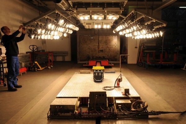 Vorbereitung eines Crashtests einer Batterie in der Versuchsanlage des TÜV SÜD in Oberpfaffenhofen bei München. (Bild: TÜV SÜD)